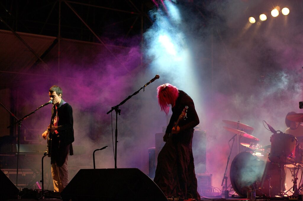 I Verdena in concerto: tre musicisti lombardi immersi in una visione sonora psichedelica e indie‑rock, incarnazione della vera scoperta musicale italiana.